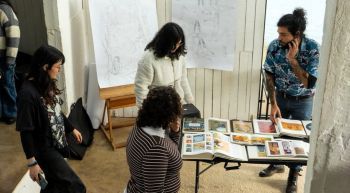 Estudiantes de Diseño Gráfico visitaron Casa Poli y compartieron con residente en taller de Art Nouveau